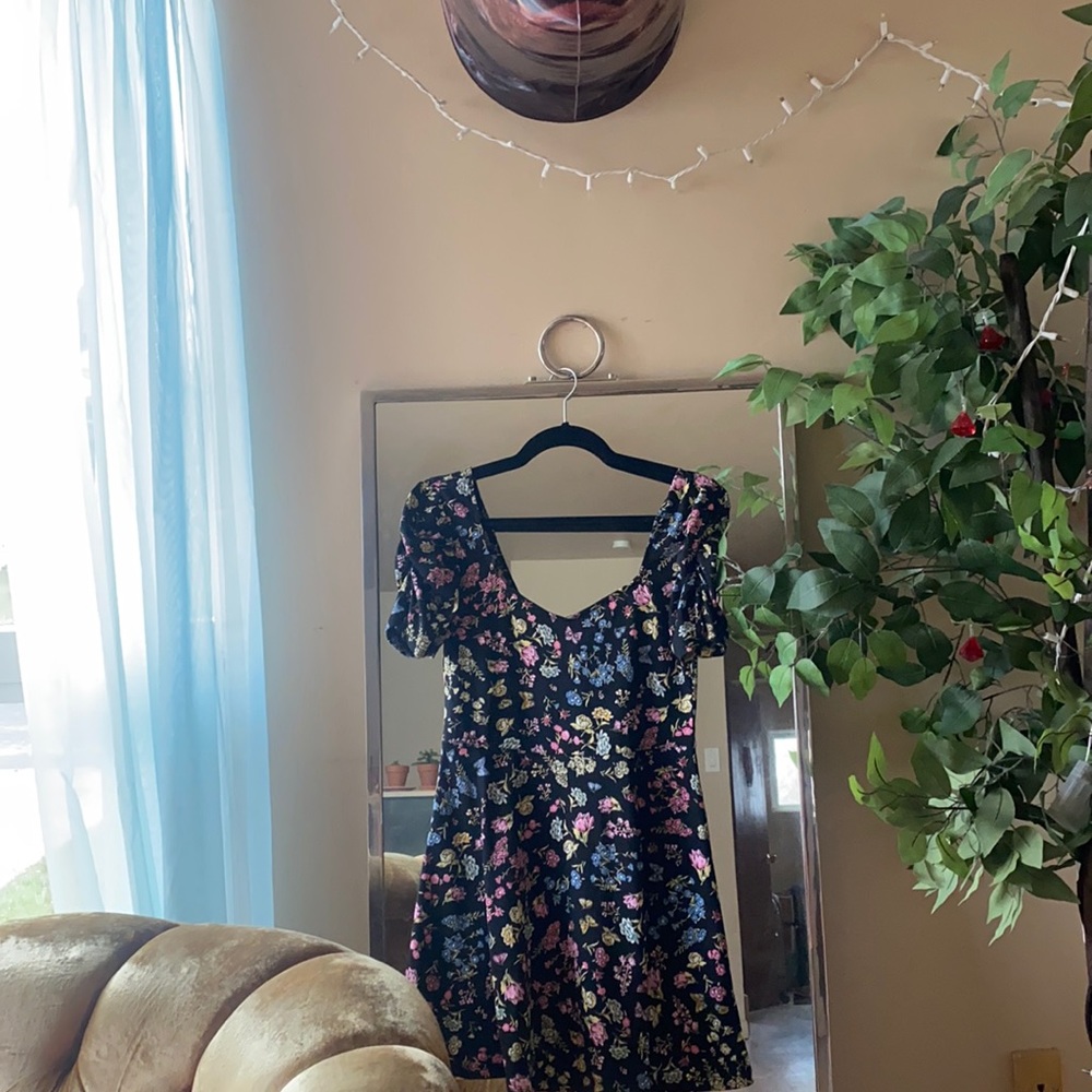 Pretty floral puff arm dress!
